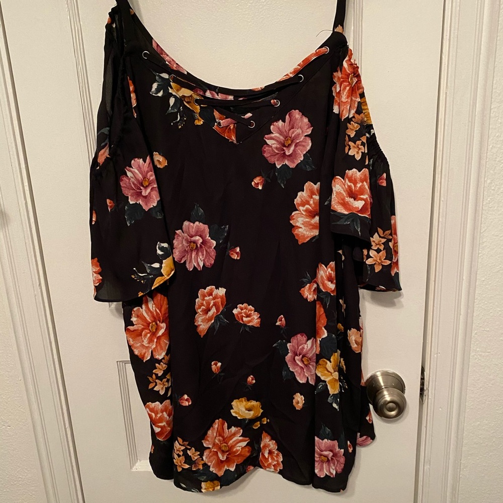 NWT Torrid cold shoulder floral top